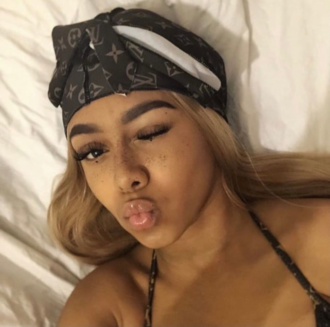 durag femme trous marron main image 1