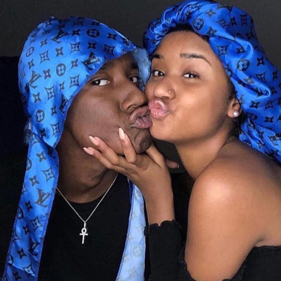 Le retour en force des bonnets en satin : l'histoire d'un accessoire de mode indémodable
