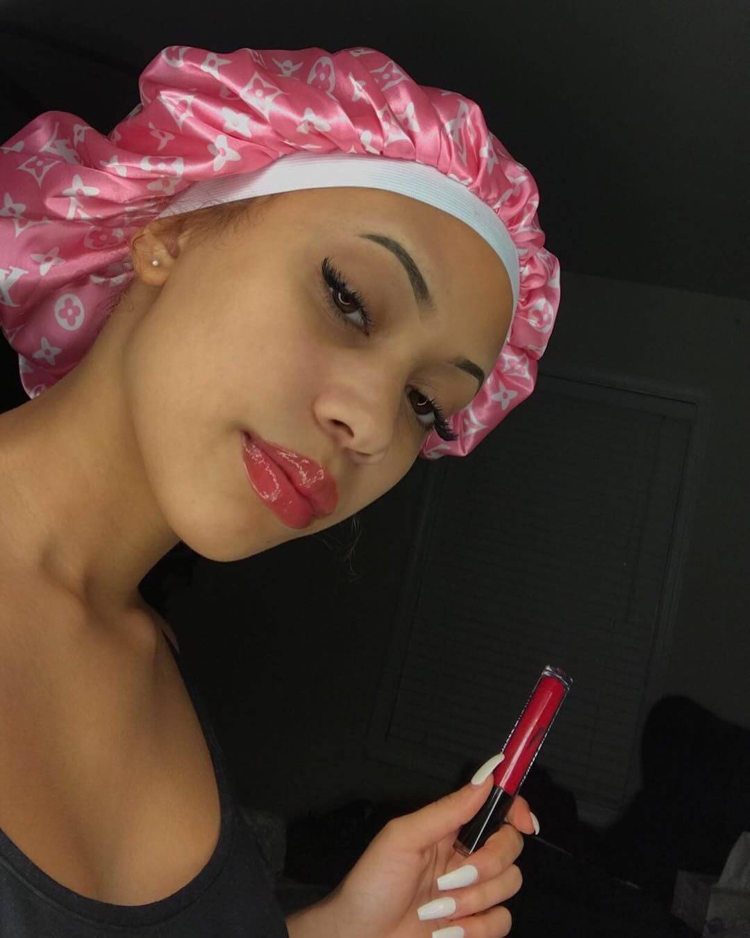 Pourquoi les bonnets en satin sont-ils devenus si populaires chez les femmes ?