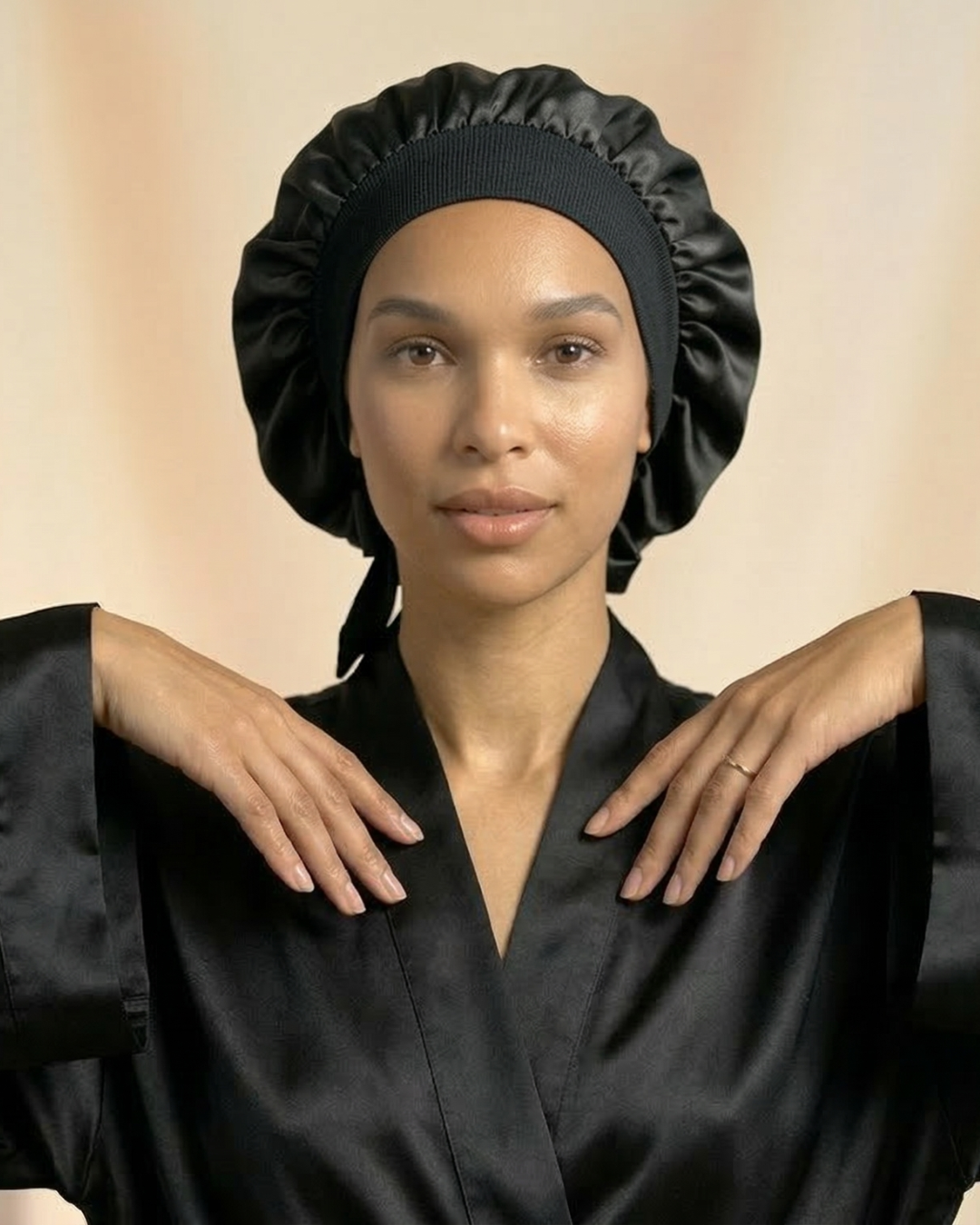 Bonnet en Satin Ajustable Noir